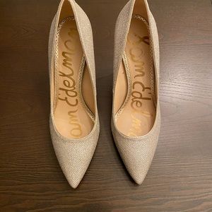 Sam Edelman Hazel Pointed toe pump in color Jute Glam.